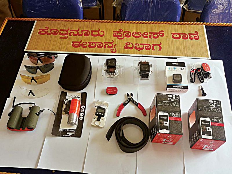visited a sports retail mart and stole riding glasses, a torch, a binocular and CCTV cameras worth Rs 45,000