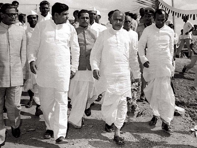 Dharam Singh with the then CM Devaraj Urs and M. Mallikarjun Kharge.