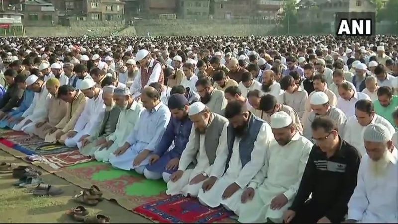 People offer Namaz in Srinagar's Radapora on the occasion of Eid-ul-Fitr. (Photo: ANI/Twitter)