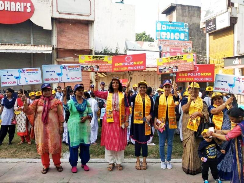Dr Deepa Singh (centre), enthusiastically campaigning to spread awareness about the polio vaccine at an immunisation drive in Bareilly. (Photo: MoHFW)