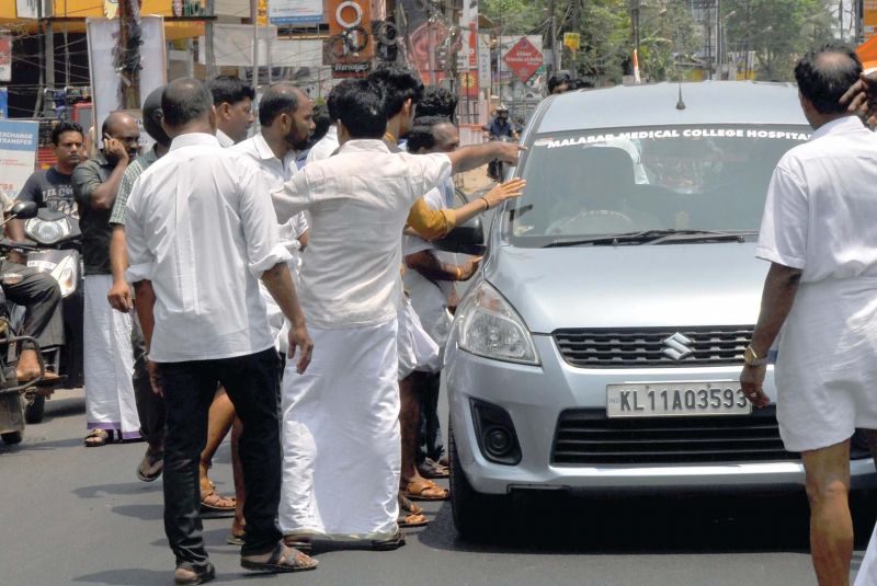 UDF supporters stop a vehicle in Kozhikode on Thursday. (Photo:  DC)