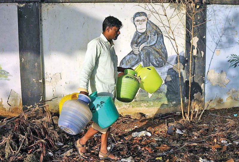 A man walks with his plastic pots to fetch water in Chennai. (Photo: DC)