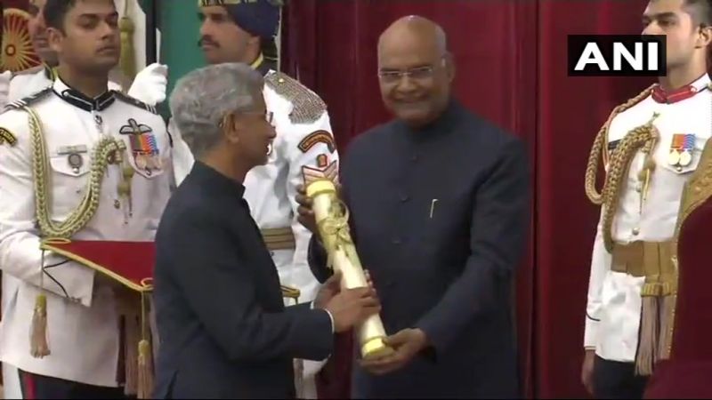 President Ram Nath Kovind confers Padma Shri award upon former foreign secretary Subrahmanyam Jaishankar, at Rashtrapati Bhawan. (Photo: ANI | Twitter)