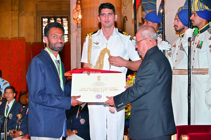 Yalala Praveen Kumar receives the Indira Gandhi NSS award from the President of India, Pranab Mukherjee.