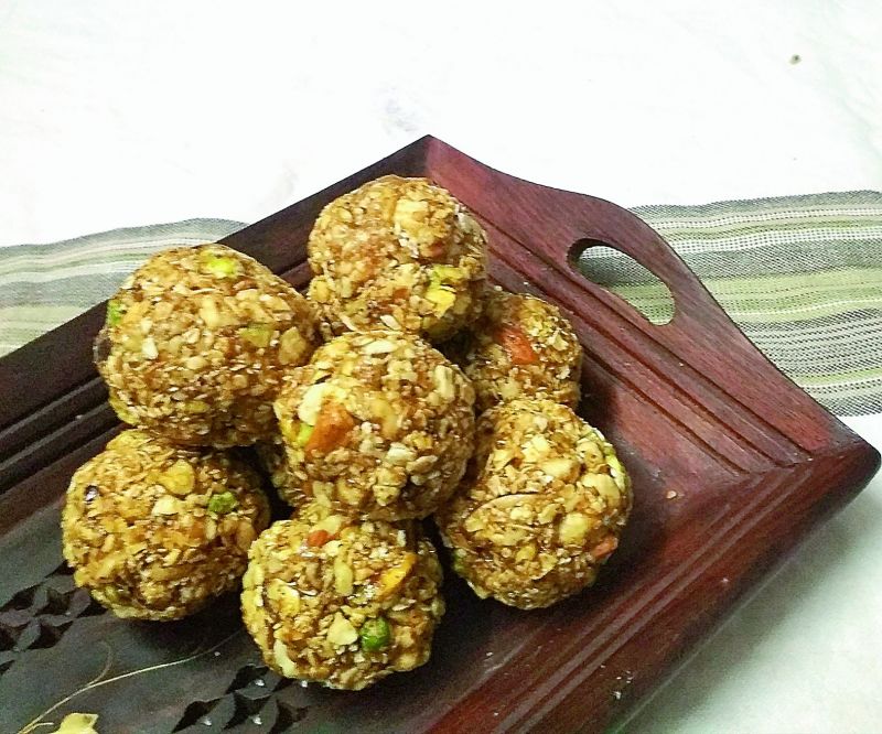  Oats & Dry fruits laddu with jaggery