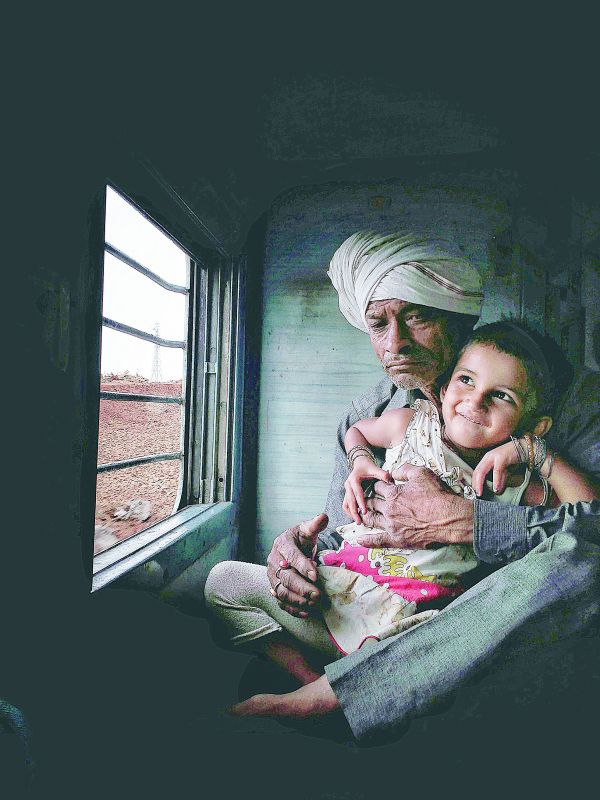 Contradictory emotions: Aman Sharma's photograph captures a priceless moment shared between a father and daughter