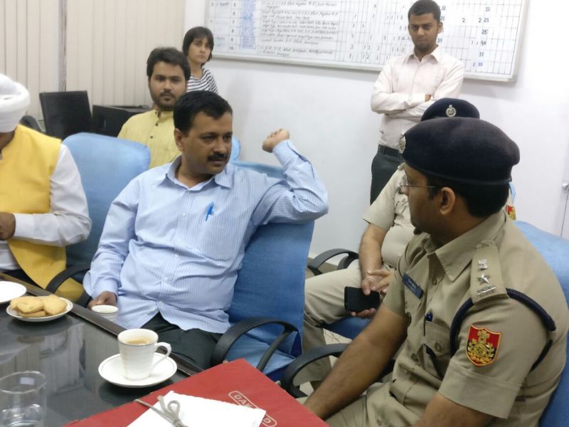 Delhi CM Arvind Kejriwal at the police station (Photo: Twitter)
