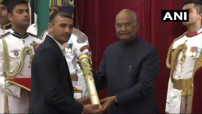 President Ram Nath Kovind confers Padma Shri award upon Kabaddi team's captain Ajay Thakur (Photo: ANI | Twitter)