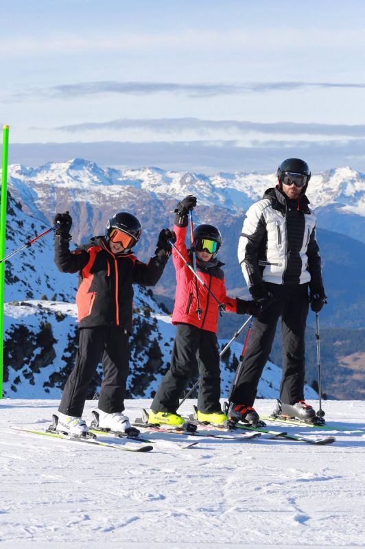 Hrithik takes time off Kaabil, goes skiing with sons in Switzerland
