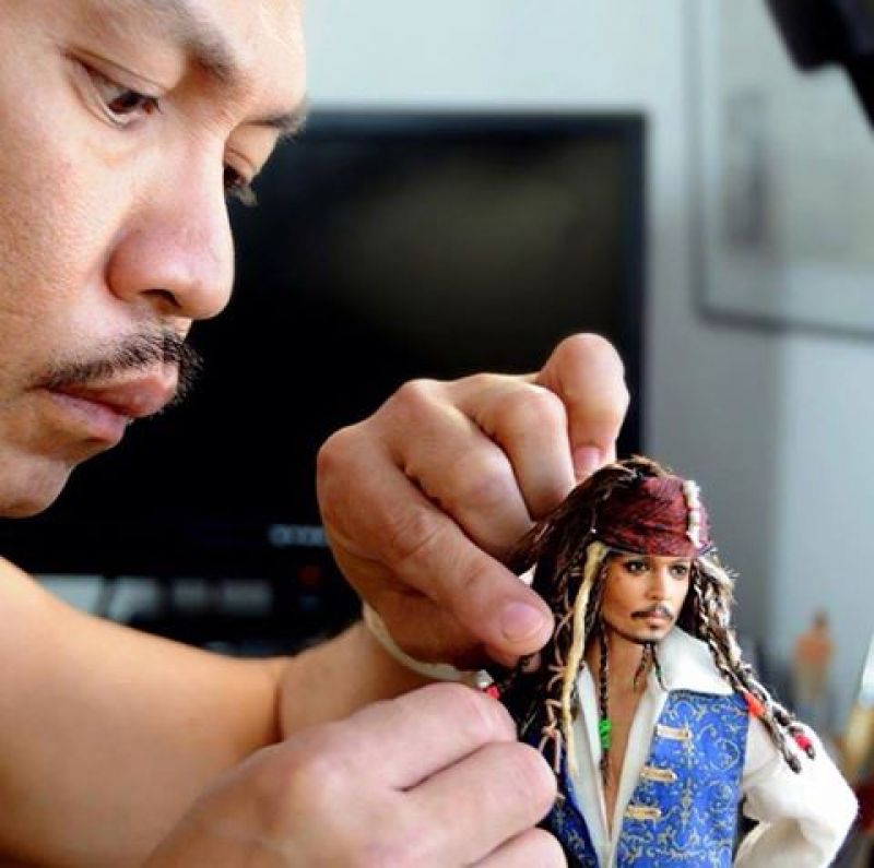 Cruz giving the final touches to Johnny Depp's Captain Jack Sparrow (Photo: Facebook)