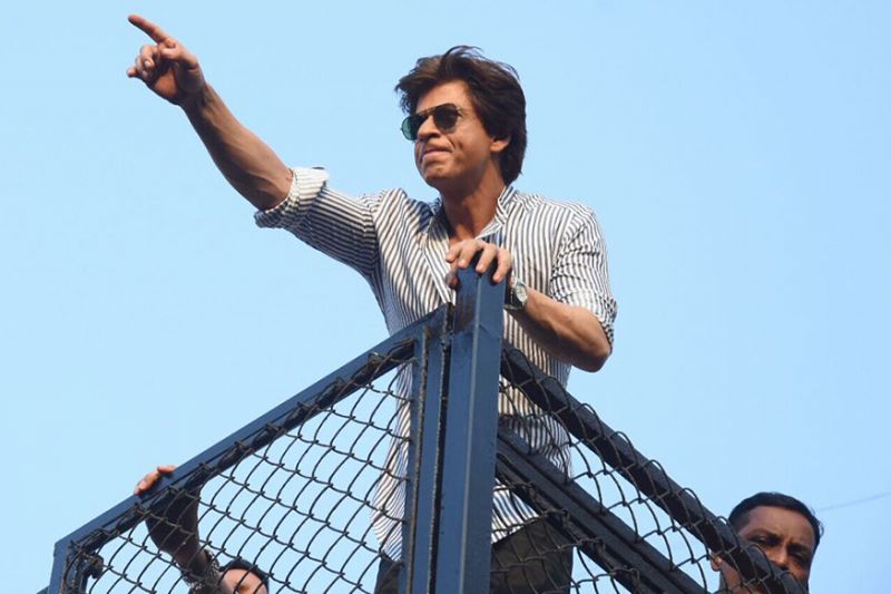 King Khan greets his his fans gathered outside Mannat on his birthday.