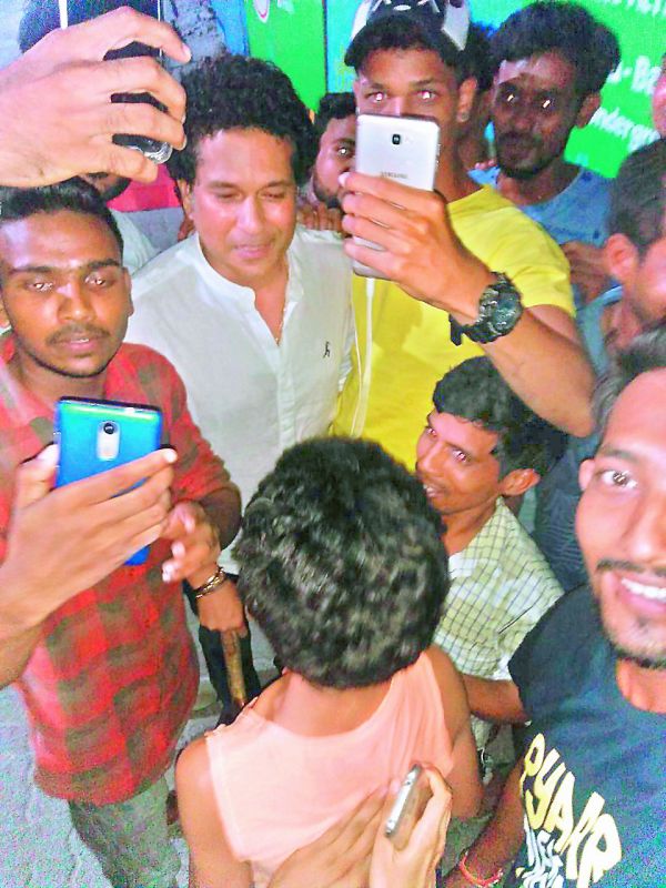 After a quick few selfies, the cricketer departed but not without setting social media on fire with his warmth and humbleness