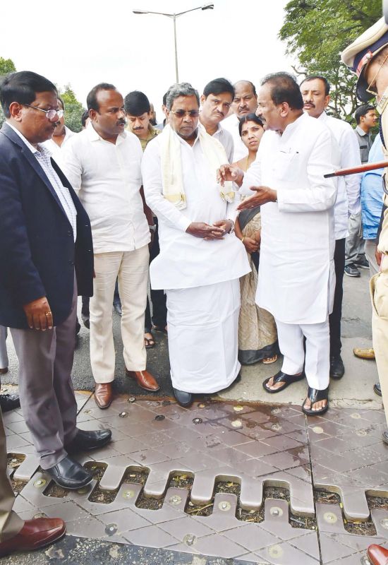 Minister K.J George and CM Siddaramaiah inspected the potholes in the city. (Photo: DC)