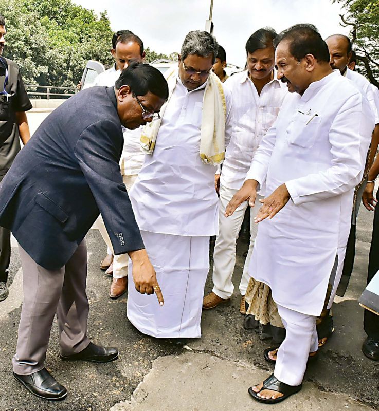CM Siddaramaiah inspects the condition of city roads on Monday. (Photo: DC)