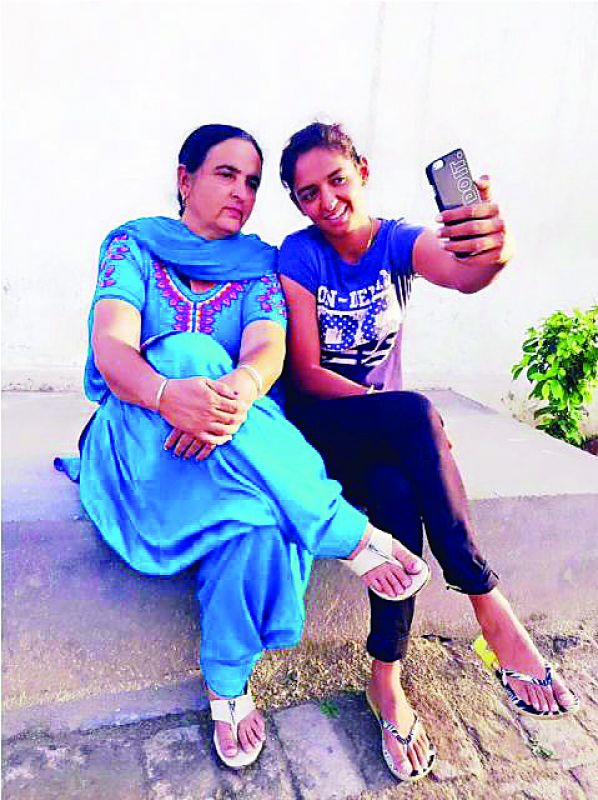 Harmanpreet takes a selfie with her mother