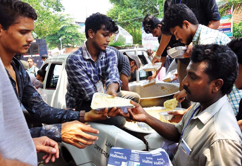 Members of Mahadanam Seva Samithy serve food to stranded passengers during the trade union strike at the railway station in Kozhikode on Monday. (Photo: Viswajith K)