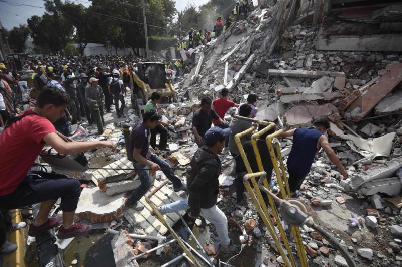 Rescuers remove rubble and debris from a flattened building in search of survivors after a powerful quake in Mexico City on September 19, 2017. (Photo: AFP)