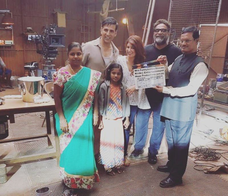 Akshay, Twinkle pose with Arunachalam Muruganantham on sets of 'Padman'