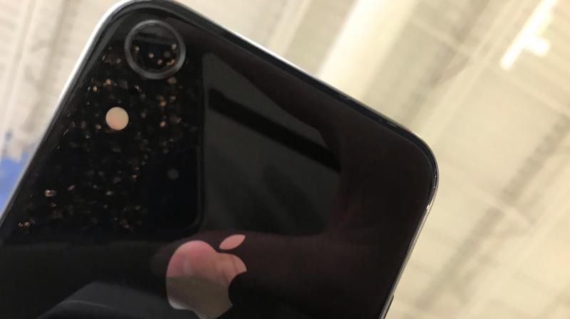 iPhone 9 live image leaked; new iPad Pro to sport curved edges