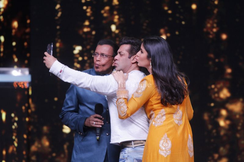Salman, Katrina clicking a selfie with Mithun da.