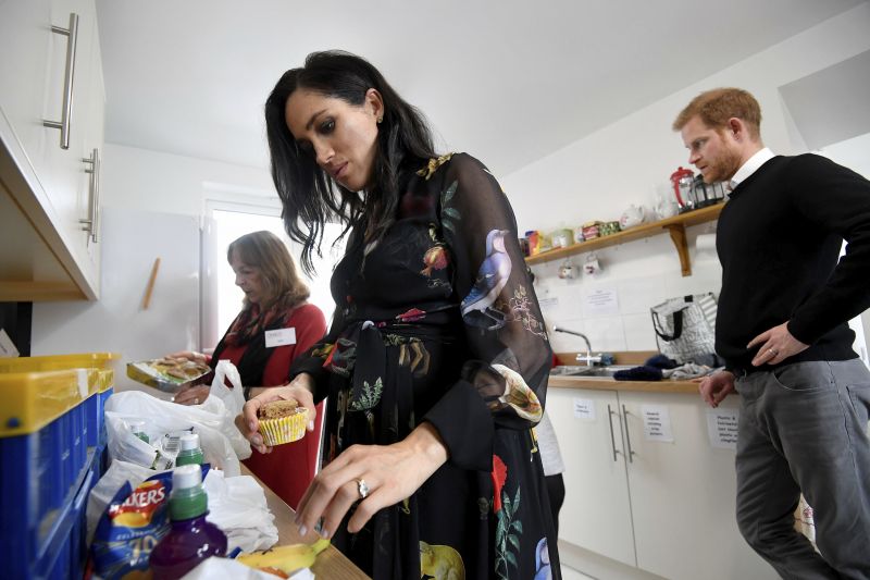 Meghan writing the messages at the One25 centre. (Photo: AP)