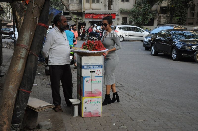 Snapped: Malaika Arora Khan stops by a street-side vendor to buy strawberries