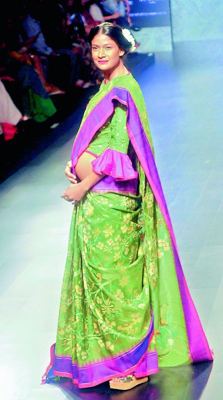 Pretty momma Model Carol Gracias looked gorgeous on the ramp while flaunting her baby bump.