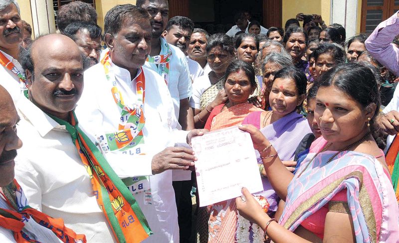 Nanjangud BJP candidate V. Srinivasprasad seeking votes.