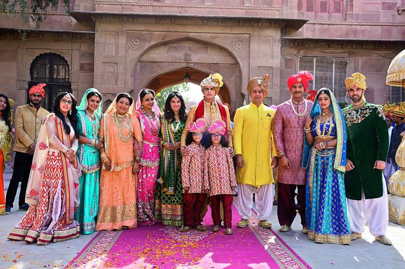 Kartik's family look decked up in the wedding finery, as they are all set to enjoy the grand wedding. Here the family is readying the groom for his baraat. 