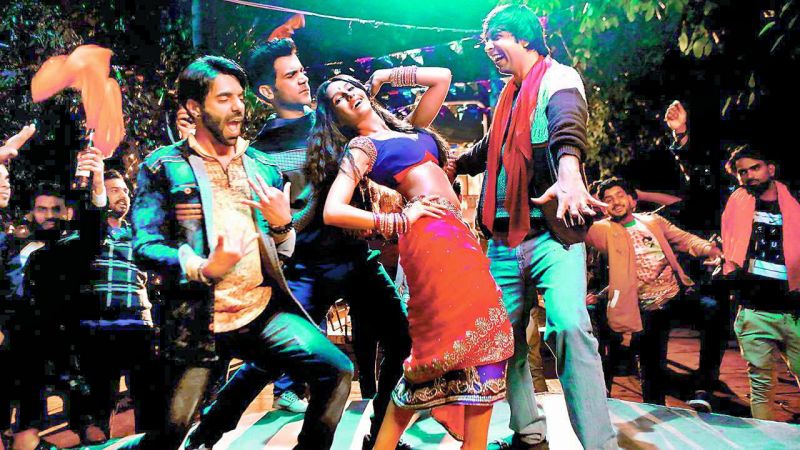 A still from the song Kamariya of the movie Stree.
