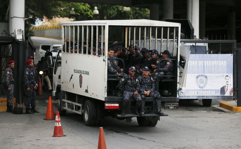National Police enter the Helicoide prison in Caracas, Venezuela, Thursday, May 9, 2019, where Edgar Zambrano, vice president of the opposition-controlled National Assembly is being held after his arrest the previous night. (Photo:AP)