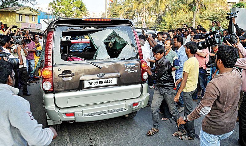 Miscreants vandalising cars near the jail.