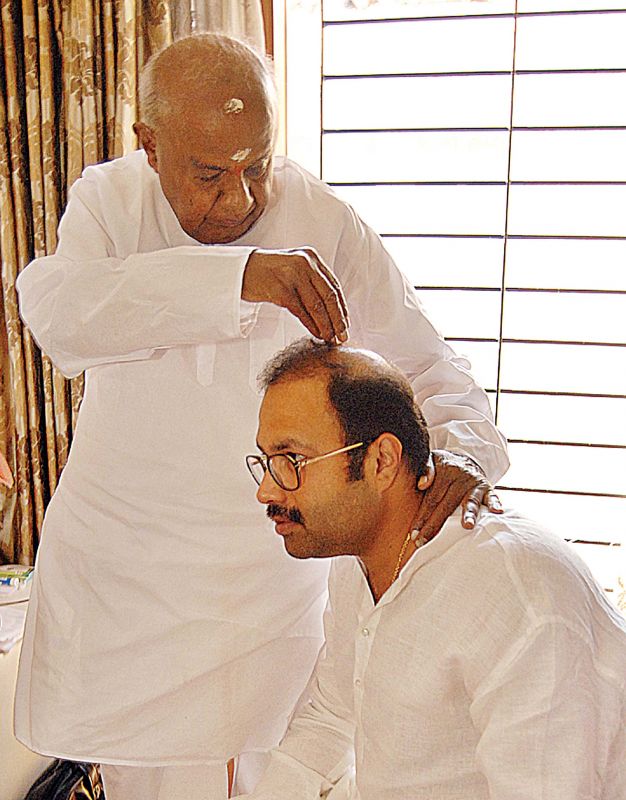 Deve Gowda with Anand Asnotikar who joined the JD(S) on Monday