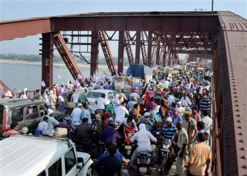  Baba Jai Gurudev supporters crossing the crowded Rajghat Bridge for a meeting in Varanasi. (Photo: PTI)