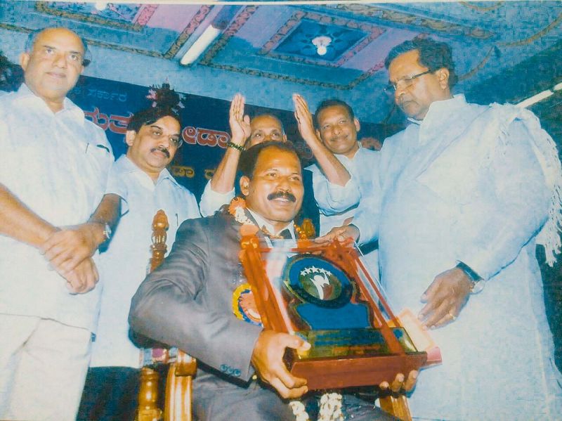 Devendra Kotian receiving an award from Chief Minister Siddaramaiah.