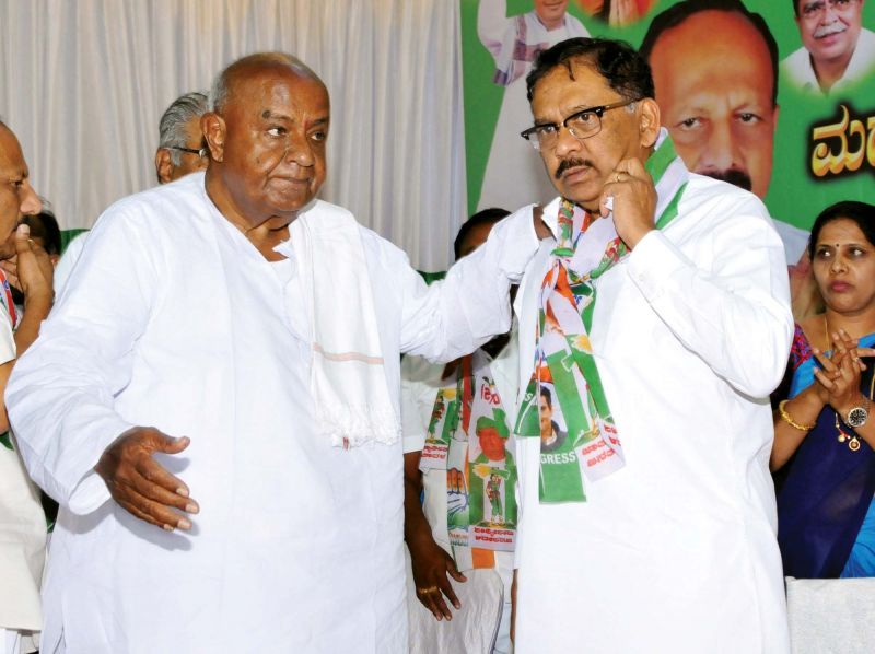 JD(S) supremo HD Deve Gowda with Deputy Chief Minister Dr. G Parameshwara during an election campaign at Madhugiri Vidhana Sabha Constituency in Tumakuru on Friday 	(Photo: KPN)