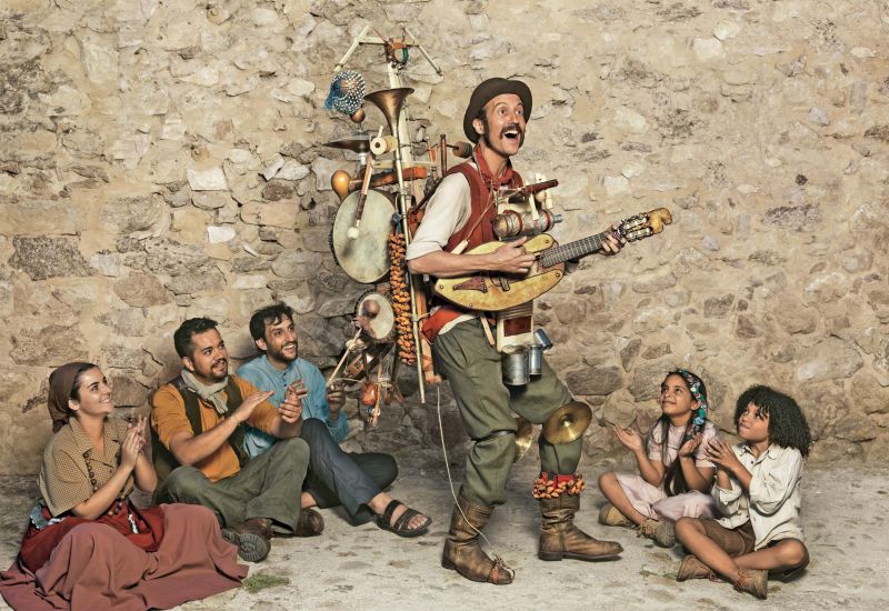 A street musician at Pedraza sings along.