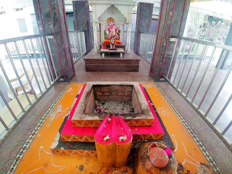 The vigraha inside the sanctum is made of a single marble and has the entire Ram darbar carved out of this single stone.