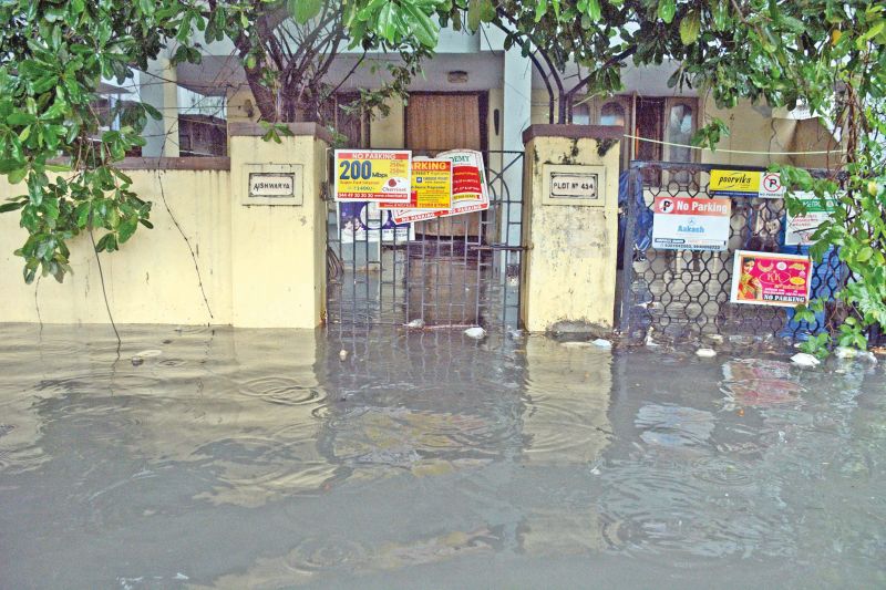 Sludge coupled with rain water seeps into houses at Korattur Central Avenue. (Photo: DC)