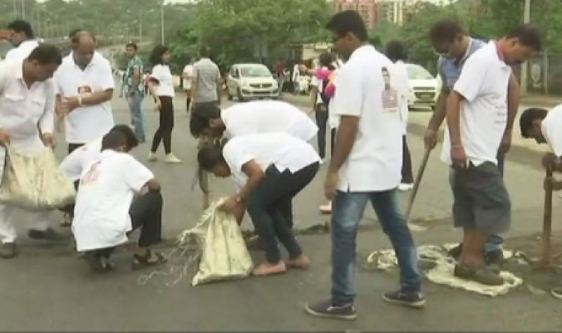 Dadarao Bilhore has been filling potholes in Mumbai for the past three years. (Photo: ANI | Twitter)