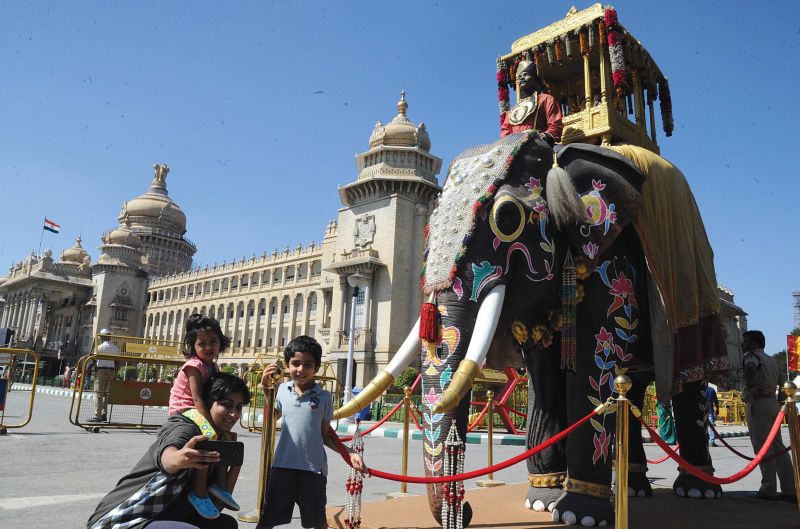  Artistes perform at the venue of Bengaluru Habba. (Photo: R. Samuel)