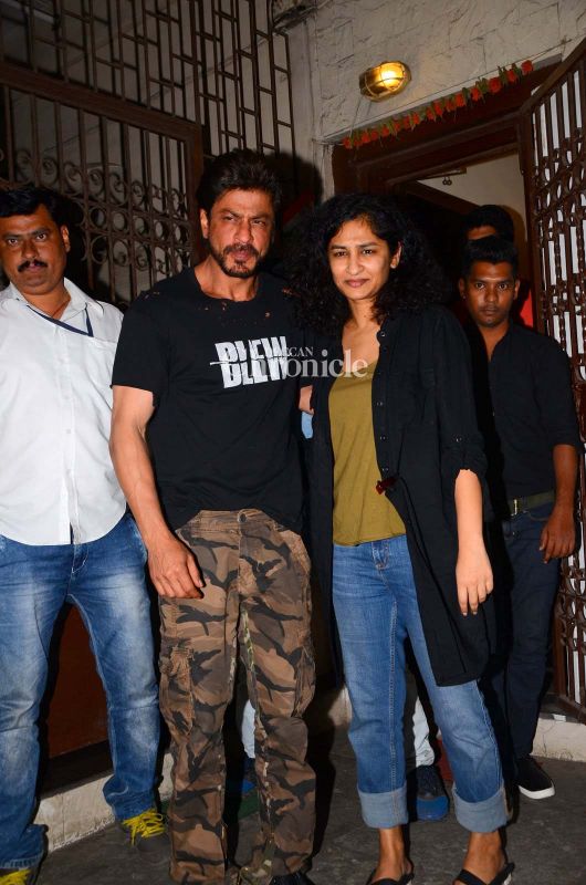 Snapped: Shah Rukh Khan hangs out with his Dear Zindagi' director Gauri Shinde