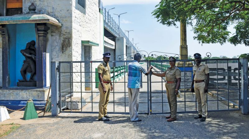 Public entry has been banned at Mukkombu on the bridge across the barrage on the Cauvery river and police security has been posted.(Photo: DC)