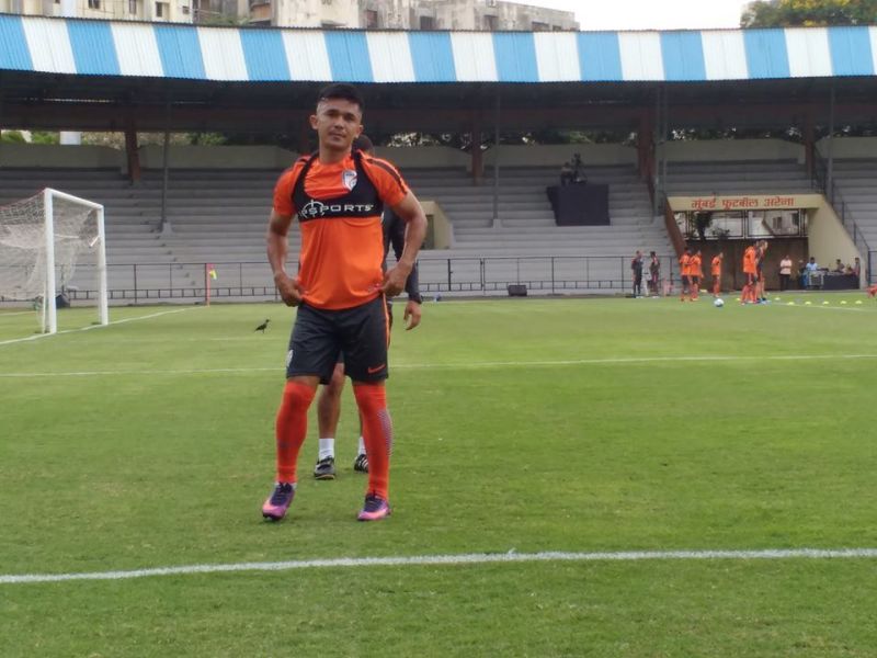 Sunil Chhetri does separate excercises at the national team training camp, while the rest of the squad (seen in the background) train with head coach Stephen Constantine. (Photo: DC/ Soumo Ghosh)