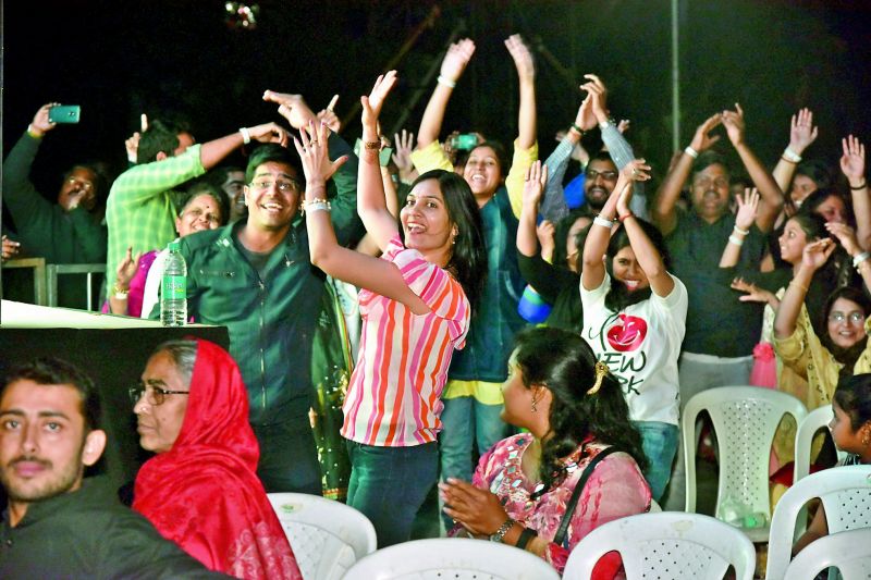 The crowed cheered and applauded the singer