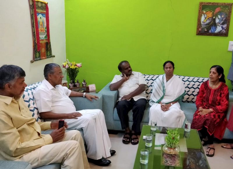 West Bengal CM Mamata Banerjee, Karnataka CM H D Kumaraswamy, Kerela CM Pinarayi Vijayan and Andhra Pradesh CM N Chandrababu Naidu meet wife of Delhi CM Arvind Kejriwal, Sunita, at her residence, in New Delhi on Saturday. (Photo: PTI) 