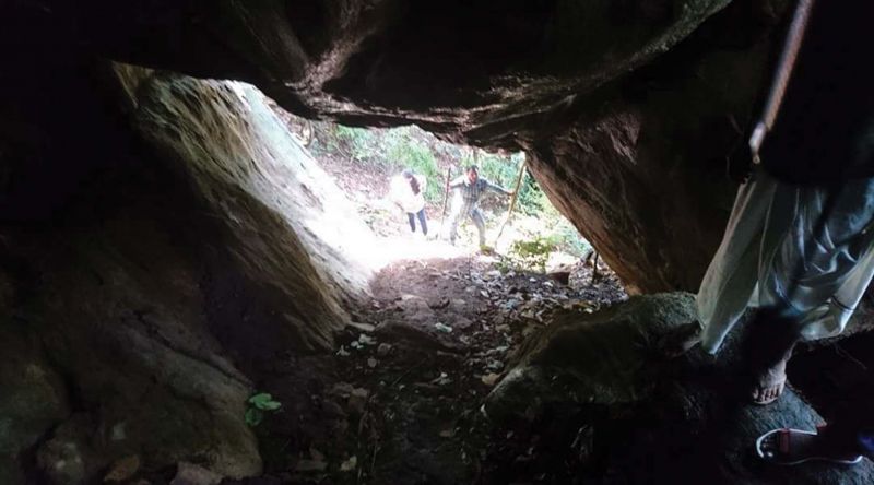 The team inspects the cave believed to be an  hideout of Kunhali Mooppan.