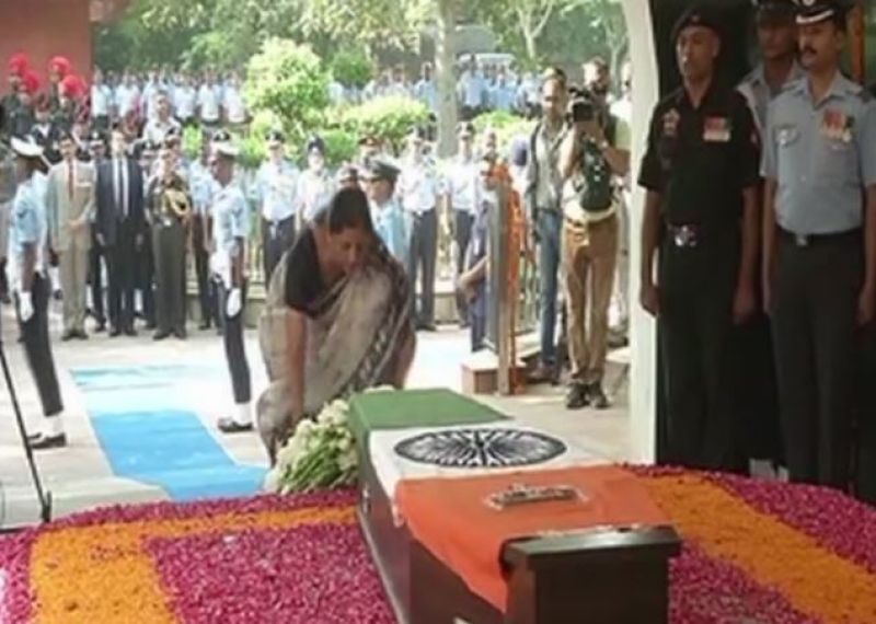 Defence Minister Nirmala Sitharaman lays wreath and pays tributes to Marshal of IAF, Arjan Singh. (Photo: Twitter | ANI)