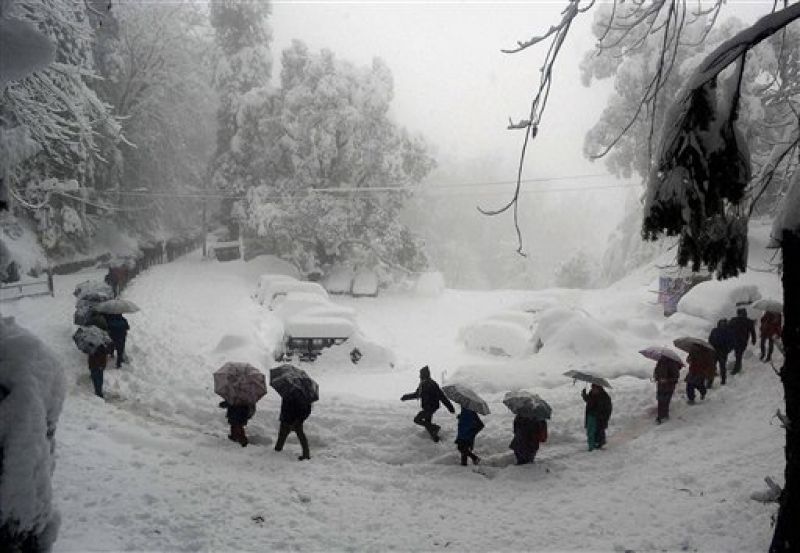 The upper Shimla and Kinnaur region were cut off after the heavy snow blocked roads bringing vehicular traffic to a halt. (Photo: AP) 