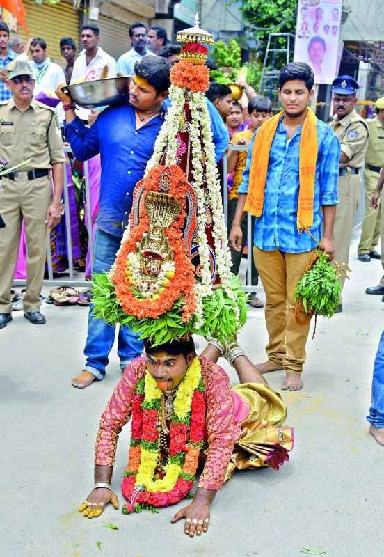 First day of Bonalu festival at Ujjaini Mahankali temple at Secunderabad ended peacefully with the participation of a large number of people from all over the city. Union Minister Bandaru Dattatreya, Governor E.S.L. Narasimhan, minister Talasani, MP K. Kavitha and many others were seen at the temple.